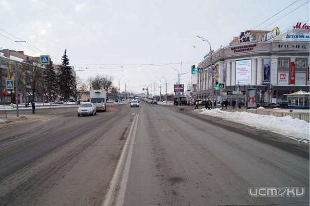 В центре Орла не разъехались грузовик и «Тойота Королла»