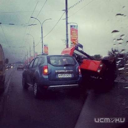 На Красном мосту мини-трактор упал на автомобиль