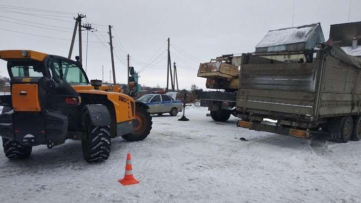 Погрузчик наехал на пешехода в одном из сел на Орловщине
