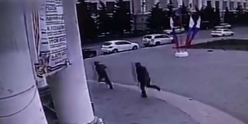 Видео: погоня полицейских за вором попала на камеру орловского театра