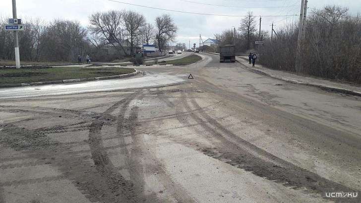 В Колпне женщина перебегала дорогу в неположенном месте и попала под КамАЗ