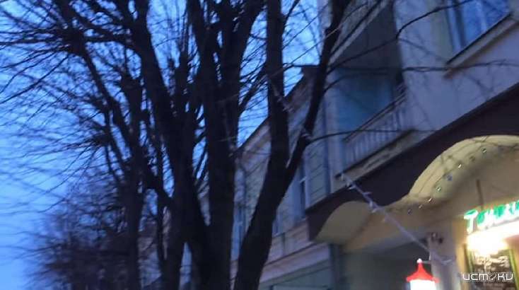 Новогодние украшения на ул. Ленина в Орле представляют собой жалкое зрелище