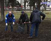 Вроде очистили город от мусора, а вроде и нет. Почему власти не торопятся вывозить мешки с мусором после общегородского субботника?