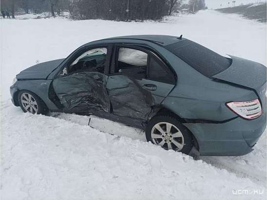 На орловской трассе автоледи на «Мерседесе» протаранила легковушку и оказалась в больнице