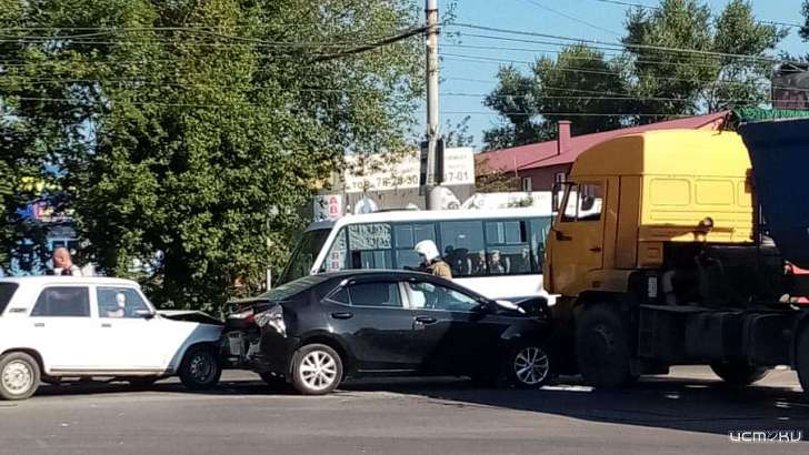 Не успел затормозить на красный: подробности ДТП с фурой и легковушками в Орле