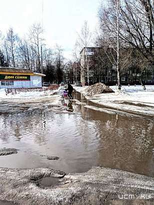 Глазами очевидцев: в Орле перекресток у школы утонул под слоем талого снега, грязи и воды