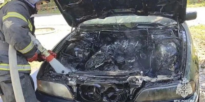 В Орле на 1‑й Пушкарной загорелся припаркованный автомобиль