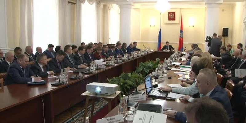 Страсти вокруг завода ПВХ-покрытий, ситуация на рынке труда в Орле — сегодня в программе «Оперативный эфир»