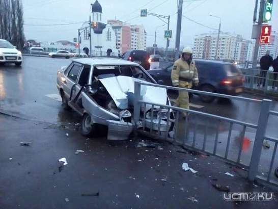 В Орле на Раздольной "пятнадцатая" протаранила дорожное ограждение