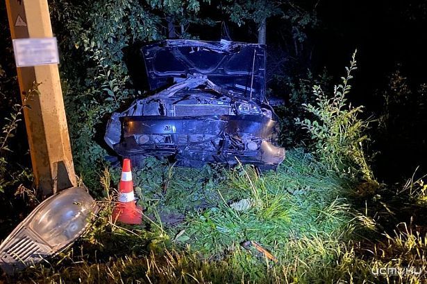 Под Орлом иномарка протаранила столб. Пострадали двое детей