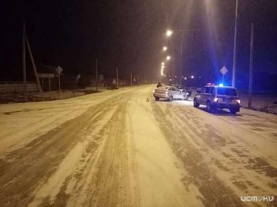 Под Орлом произошло лобовое столкновение двух легковушек Под Орлом произошло лобовое столкновение двух легковушек