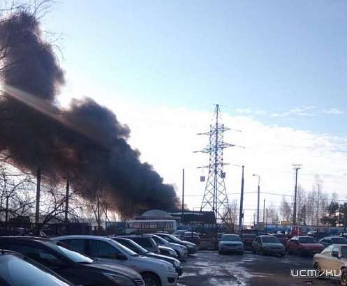 Два грузовика и минивэн сгорели дотла в ангаре на ул. Раздольной в Орле