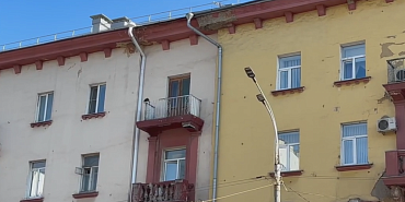 Красить фасад здания в центре Орла желающих почему-то нет.