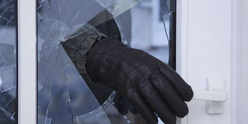 В Орловской области у мужчины похитили монеты и бензопилу