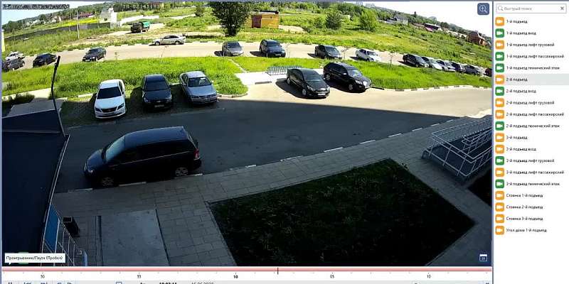 Потолкал чужие авто и пошел домой: в Орле на видео попал странный водитель