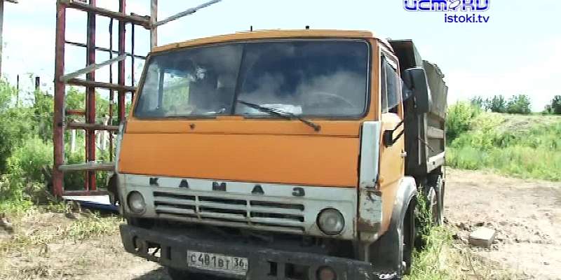 В Лужках предприниматель заставил лужайку списанной техникой. Из-за этого жители не могут там построить футбольное поле