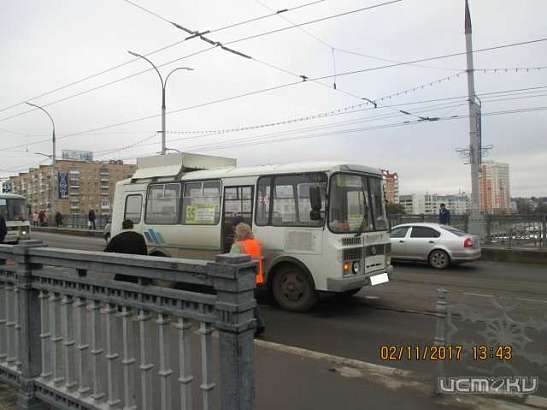 В Орле мужчина на Красном мосту прыгнул под автобус