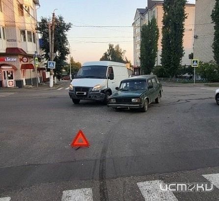 В Ливнах не поделили дорогу «четверка» и «Газель»  В Ливнах не поделили дорогу «четверка» и «Газель»