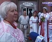 Невеста в сарафане, жених - в рубахе с орнаментом. Орловская молодая пара решила найти замену современным обычным свадебным нарядам