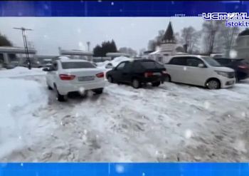 От неубранного вовремя снега страдает недавно заработавшая 53-я орловская школа в микрорайоне Зареченский