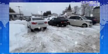 От неубранного вовремя снега страдает недавно заработавшая 53-я орловская школа в микрорайоне Зареченский