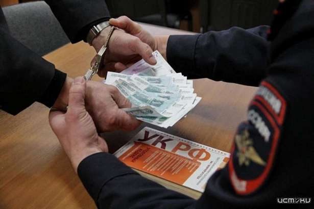 Пожилой орловчанин пытался передать полицейскому взятку в 80 тыс. рублей