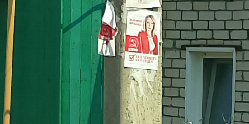 Житель Орла недоволен тем, что столбы заклеили агитацией местного депутата