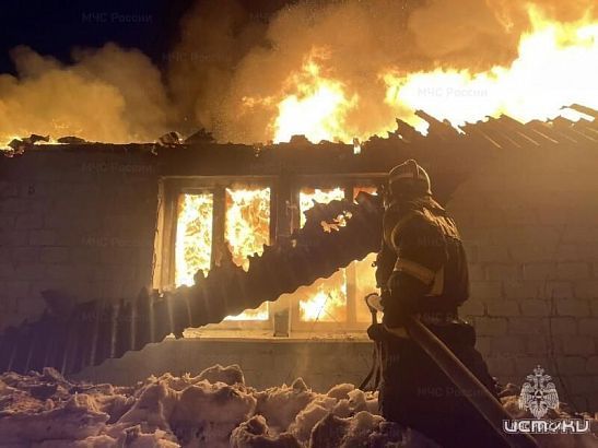 В переулке Южный в Орле накануне горело здание с кислородными баллонами