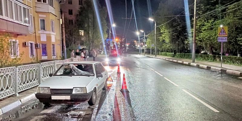 В Орле пешеход попал под колеса автомобиля, шагая по проезжей части В Орле пешеход попал под колеса автомобиля, шагая по проезжей части