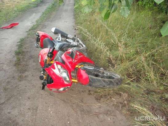 В Ливнах мотоциклист врезался в дерево
