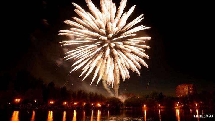 Орловчанам напоминают, где можно запускать салюты 