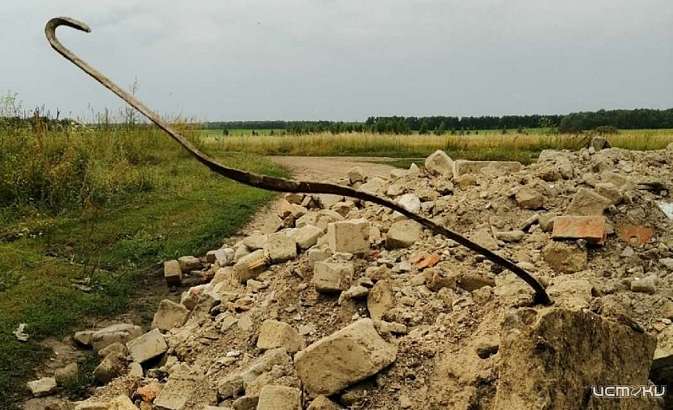 В Сосковском районе засыпали дорожные ямы кусками бетона и арматурой