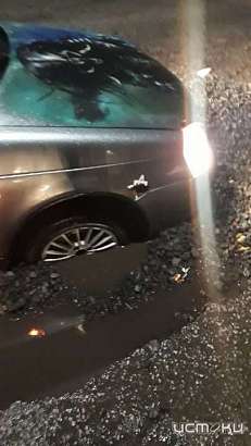 Глазами очевидцев: в Орле на Гагарина автомобиль передними колесами "ушел" в яму