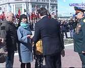 Над домом №5 на площади Мира водрузили Знамя Победы — дубликат флага, который разведчики Санько и Образцов подняли над городом 5 августа 1943 года