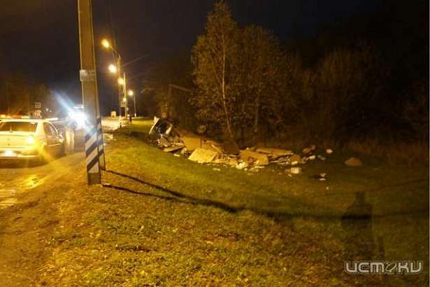 На Орловщине ГАЗ улетел в кювет, снеся ограждение и железобетонный столб