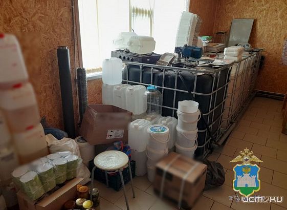 6500 литров суррогата: в Ливнах осудили организаторов подпольного алкогольного цеха