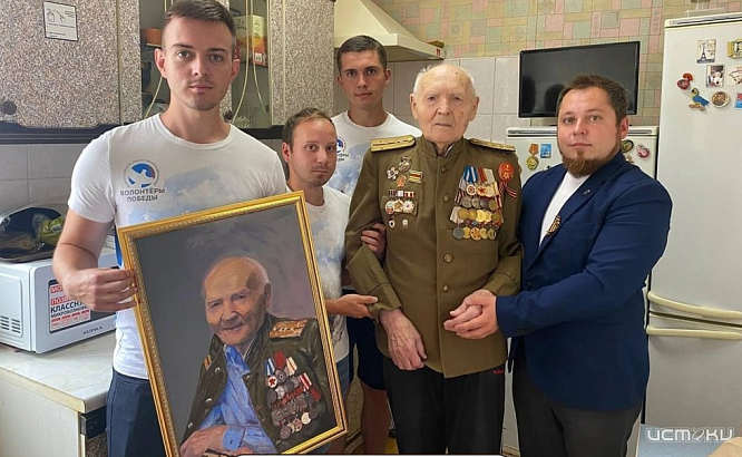 Волонтёры Победы Орловской области вручили ветерану ВОВ Александру Ширшову его портрет, написанный в рамках проекта «Краски Победы»