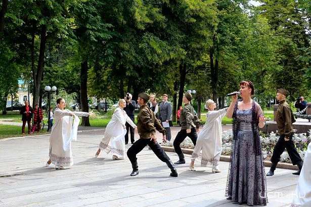 Фоторепортаж: в орловском сквере им. Гуртьева прошел митинг памяти 