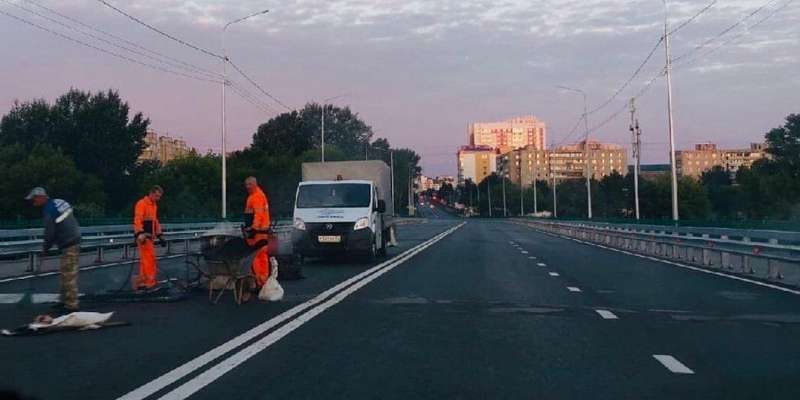 Фотофакт: в Орле по гарантии уже латают ямы на мосту Дружбы