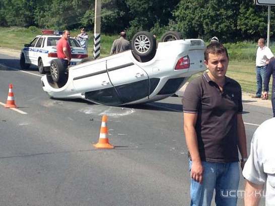 Под Орлом при столкновении перевернулась легковушка