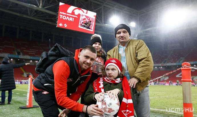 Орловский футболист Александр Селихов осуществил мечту особенного ребенка