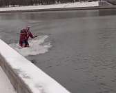 Видео: орловские Деды Морозы прокатились на водных лыжах по зимней Оке