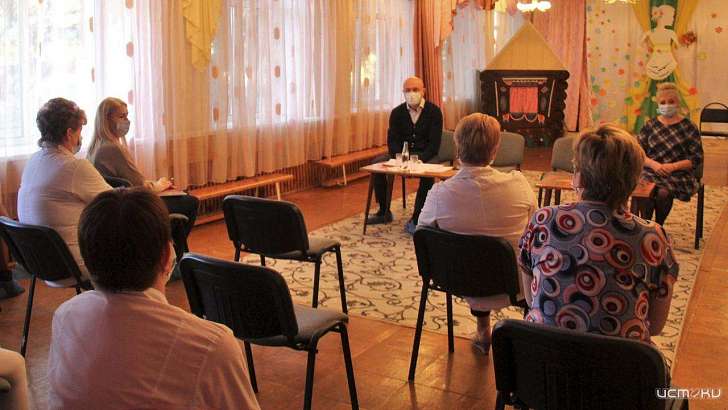 Мэр Орла просит набраться терпения воспитателей, потерявших часть зарплаты