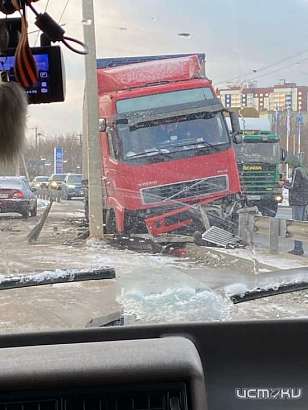 Глазами очевидцев: в Маслозаводском переулке фура влетела в отбойник
