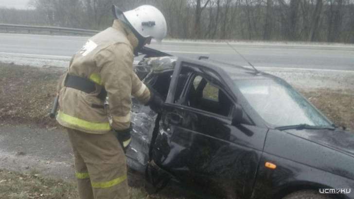 На Орловщине водитель «Лады» не справился с управлением и влетел в КамАЗ