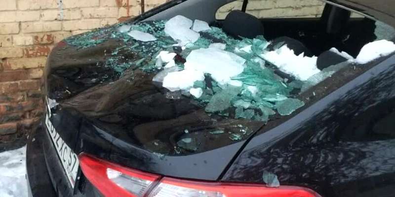 Ледяные сюрпризы падают с крыш: как действовать, если ваше имущество повреждено
