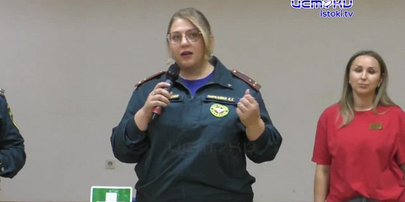 Орловские спасатели провели занятия для студентов, где показали как действовать в экстренных ситуациях.
