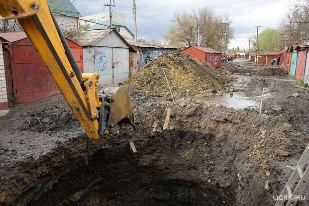 Пятые сутки бригады «Орелводоканала» устраняют аварию на канализационном коллекторе на улице Городской в Орле