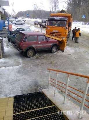 В Орле снегоуборочная машина снесла три «легковушки»