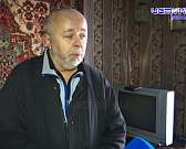 Дом, видавший начало прошлого века, разваливается на глазах. Но в нем продолжает жить инвалид и малолетний узник войны, в программы переселения он пос...